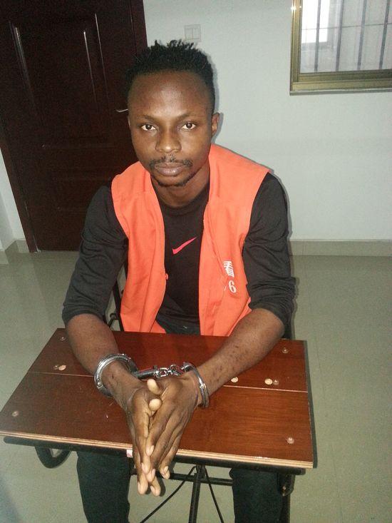 非洲小伙持3张护照违法办理信用卡 套现被判1年