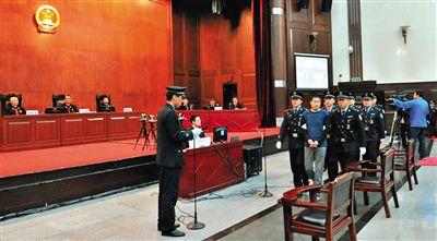 昨日，哈尔滨杀警越狱三嫌疑人，在哈尔滨中院出庭受审。《黑龙江晨报》供图