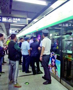 醉酒男不满地铁卖唱行为 扒车门拦停地铁被带走