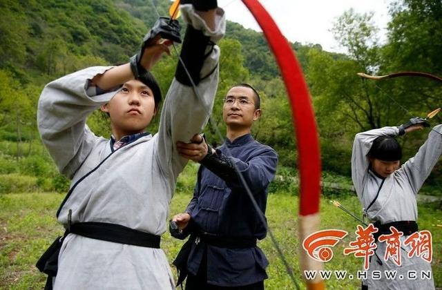 夫妇为给儿女快乐童年深山办私塾 学书法射箭 夫妇为给儿女快乐童年深山办私塾 学书法射箭