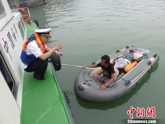 男子驾皮划艇入三峡河段主航道茫然不知（图）