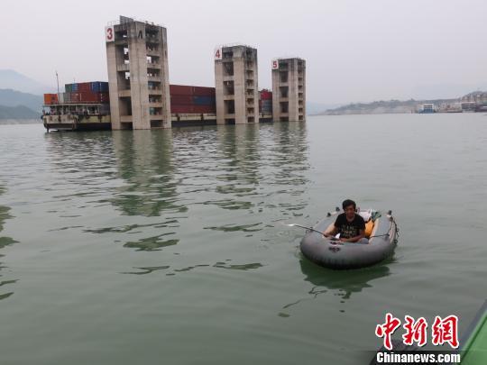 男子驾皮划艇入三峡河段主航道茫然不知(图)
