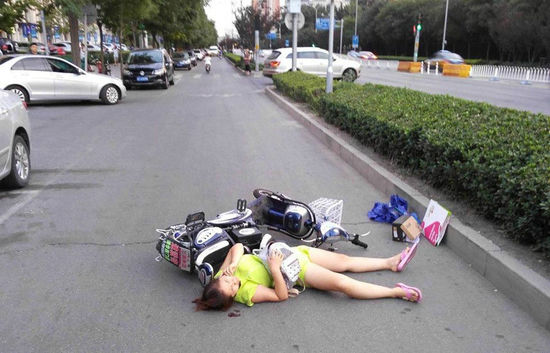 北京一骑车女子被风吹倒 十几分钟无人施救(高清组图)