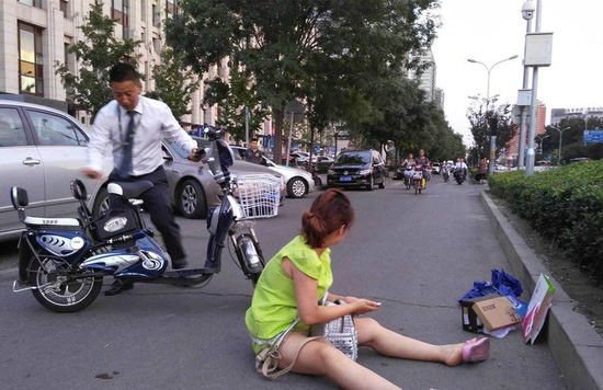 北京一骑车女子被风吹倒 十几分钟无人施救(高清组图)