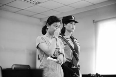 小雨因涉嫌放火罪在朝阳法院受审