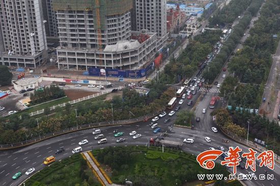 近日，不少通过陈杨寨转盘的司机发现，4个方向的路口共新设了8个红绿灯。