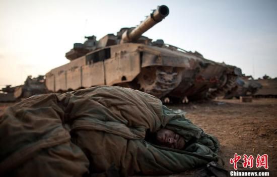 当地时间2012年11月19日，以色列，以色列对加沙地带发动的“防务之柱”军事行动愈演愈烈，地面部队正在加沙地带边境集结。图片来源：CFP视觉中国