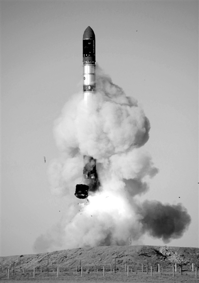 　2007年6月15日，俄罗斯在哈萨克斯坦的军事场地试射一枚“RS-20”导弹。尚未有媒体公布新型固