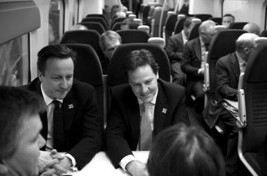 2012年1月9日，英国首相卡梅伦(左)与副首相克莱格(右)乘火车前去参加会议。
