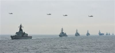 2012年10月14日，日本海上自卫队举行阅舰式。2013年，日本自卫队时隔11年首增防卫预算。资料图片