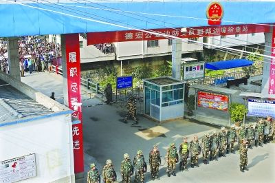 昨日，云南盈江县那邦镇边防站加强戒备 特派记者 贾代腾飞 摄