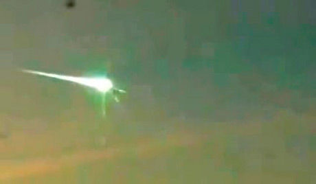 网络视频显示俄上空陨石曾遭不明飞行物撞击