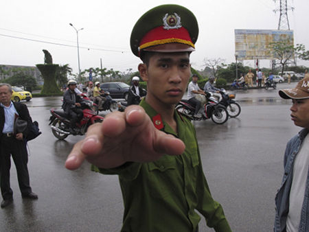 越南警方阻止摄影师靠近法庭