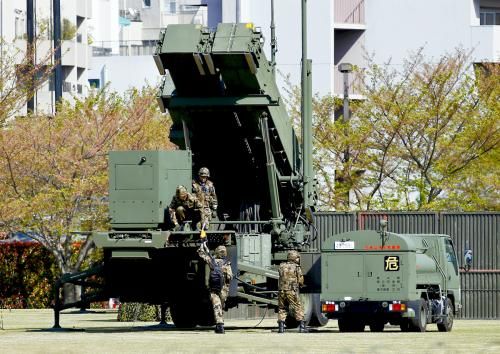 9日，日本自卫队为应对朝鲜导弹威胁，在东京防卫省总部设置“爱国者3”型导弹发射装置。
