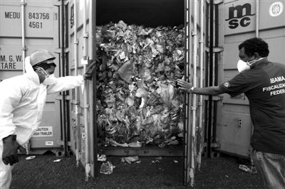 2009年7月22日，巴西圣保罗，巴西环境部门从英国进口的41个集装箱中检查出1400吨生活垃圾，其中包括电池、衣物和避孕套等生活垃圾。
