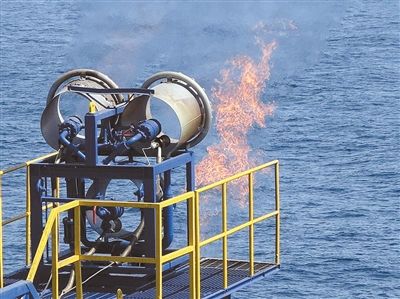 2013年3月，日本深海勘探船成功从近海地层可燃冰中分离出甲烷气体，这是世界首次。