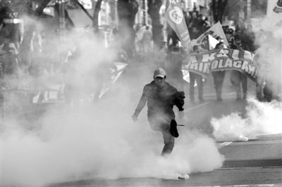 欧亚多国民众劳动节走上街头示威(组图)