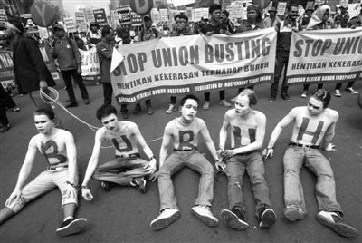 欧亚多国民众劳动节走上街头示威(组图)