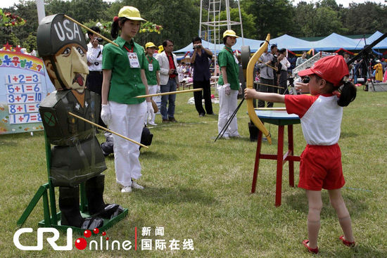 朝鲜儿童庆“六一” 向美国士兵形象靶子射箭(高清组图)