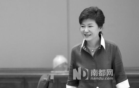 3日，韩国总统朴槿惠面带笑容现身青瓦台。