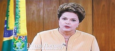 　　6月21日，巴西总统罗塞夫发表电视讲话。