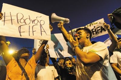 　　6月21日，巴西东部城市贝洛哈里桑塔，示威群众高喊口号。