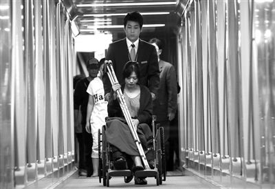 韩亚客机坠地停住 “机长令乘客勿动”