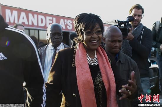 当地时间6月28日，南非前总统曼德拉的前妻温妮在南非比勒陀利亚接受美联社等媒体采访时称，与数天前相比，曼德拉的病情已得到“很大改善”，不过依然危急。图为温妮接受媒体采访。