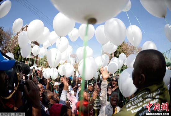 当地时间2013年6月27日，南非比勒陀利亚，民众放飞95只白色气球庆祝曼德拉即将到来的95岁生日。南非前总统曼德拉因肺部感染入院接受治疗已二十天，据南非政府称，曼德拉的病情较之前有所改善，目前情况危急但稳定。