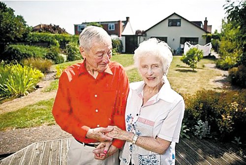 89岁老人迎娶初恋女友 70年前相恋因二战分离