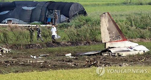 当地时间28日下午2时8分许，韩国一架空军教练机T-50在全罗南道光州市西区细荷洞农田坠毁。