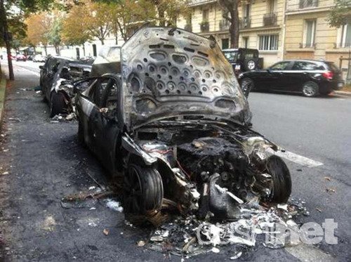 华人汽车被无故焚毁后的惨象。（法国《欧洲时报》）