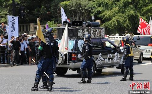 现场10多名日本警察身穿防暴制服，严防右翼份子闹事。