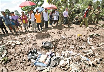 10月17日,老挝巴色,民众围在失事飞机坠毁的残骸边。