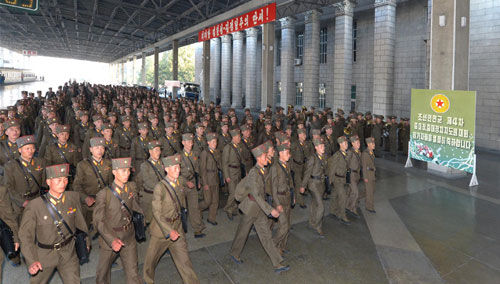 朝鲜人民军连长级连政治指导员日前陆续抵达平壤。