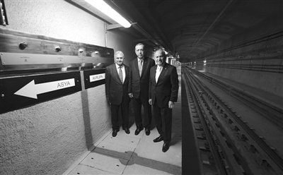 　　10月29日，土耳其总理埃尔多安（中）、运输部长比纳勒（左）和伊斯坦布尔市长卡迪尔在隧道内合影。