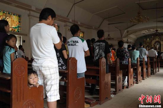 　11月17日，菲律宾中部港口城市奥尔莫克大批民众在当地一座教堂参加弥撒，寻求精神慰藉