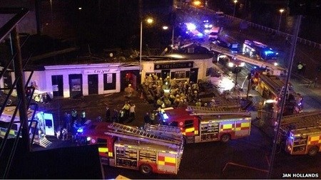 苏格兰直升机坠落酒吧屋顶32人送医 救援仍继续