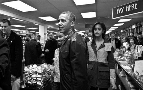 奥巴马带着女儿马莉娅和萨莎逛书店