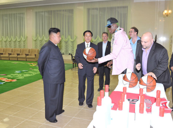 近日，朝鲜最高领导人金正恩已在平壤再次会见并宴请了正在朝鲜访问的前美国全国篮球协会(NBA)球星罗德