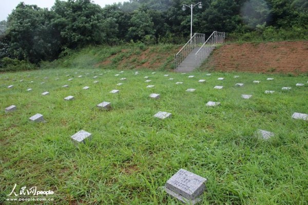 韩国京畿道坡州市积城面畓谷，在37号国道北侧，西北距朝韩军事分界线6.3千米处有一处墓地。
