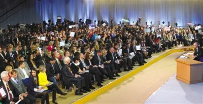 19日，普京举行大型记者招待会，吸引了1300多名记者参加。