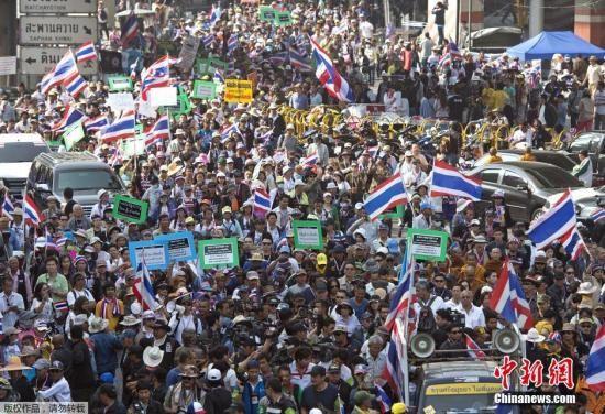 当地时间2014年1月19日,泰国曼谷,泰国反政府示威者在首都曼谷发动的“封城”行动进入第七天,当天集会现场接连发生两起爆炸,导致至少28人受伤。