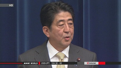 日本首相安倍晋三出发前往瑞士前接受记者采访。