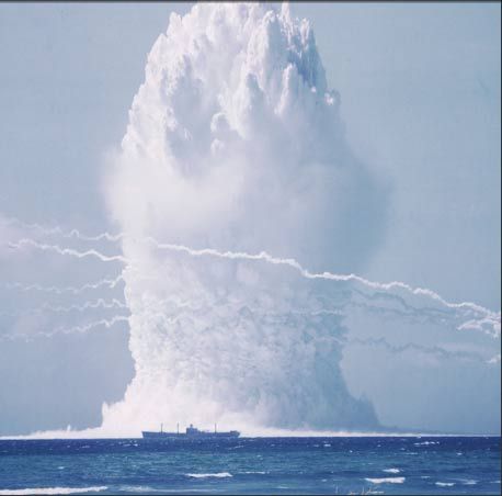 1958年，一枚只有广岛原子弹一半大小的小型原子弹被引爆，数吨海水被掀起，产生惊人的破坏力。