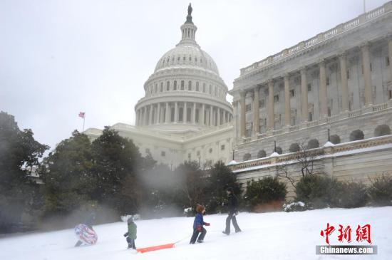 自2月12日晚起，美国东北部再次遭遇极寒暴风雪天气。图为美国国会山被白雪覆盖，成了天然滑雪场。