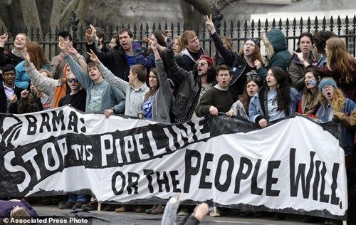 当地时间3月2日，示威者在白宫外抗议Keystone XL输油管道计划。