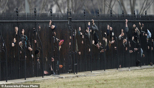 这些示威者将自己绑在白宫的栅栏上，遭到了警方逮捕。