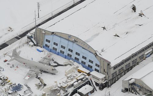 日本自卫队飞机被大雪压垮 损失逾50亿元人民币
