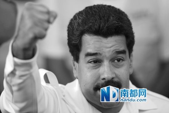 委内瑞拉总统马杜罗向支持者致意。